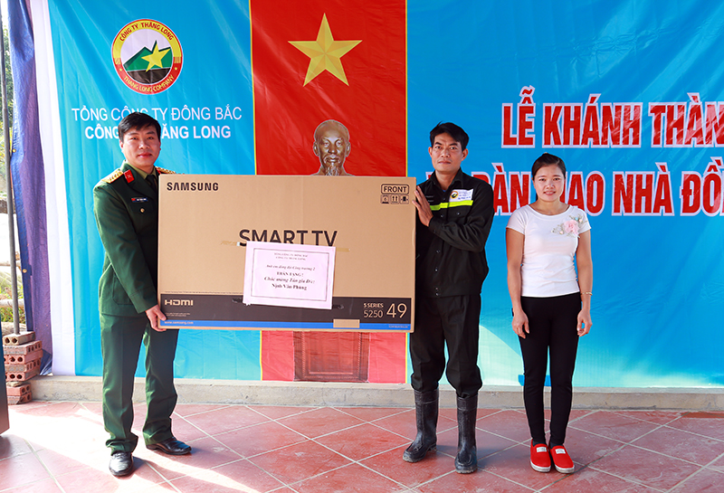 Công ty Thăng Long hỗ trợ 01 Smart Tivi cho gia đình ông Nịnh Văn Phùng ở thôn 3, xã Quảng La.