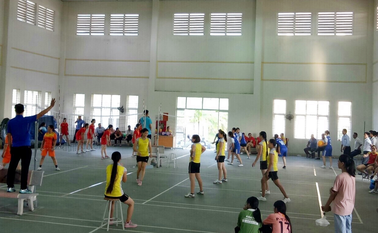 Các hội viên Hội LHPN huyện Đầm Hà sôi nổi tham gia tập luyện môn bóng chuyền hơi tại Nhà thể thao trường THPH Đầm Hà.