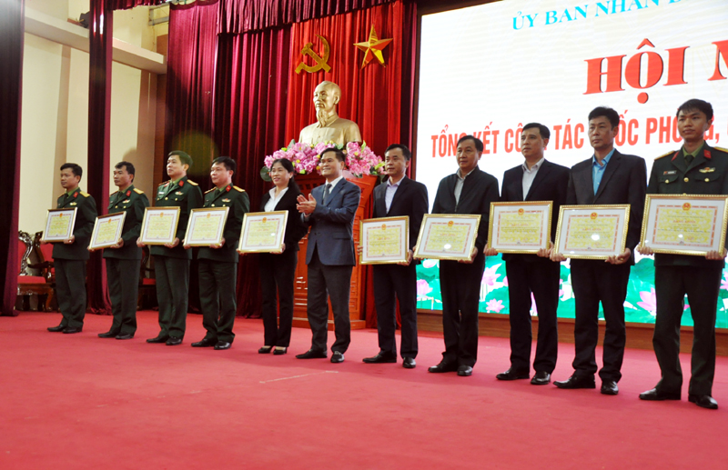 Đồng chí Bùi Văn Khắng, Phó Chủ tịch UBND tỉnh trao Bằng khen của UBND tỉnh cho những tập thể, cá nhân vì có thành tích xuất sắc trong thực hiện công tác quốc phòng, quân sự địa phương năm 2019