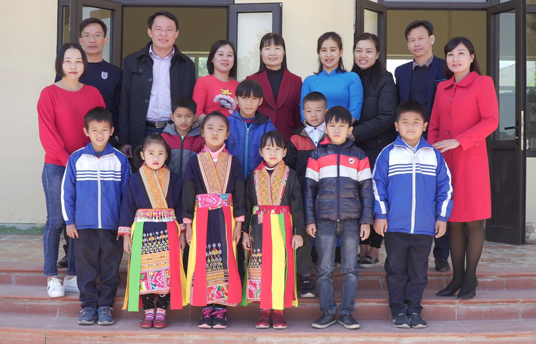 Lãnh đạo PGD huyện Hoành Bồ thăm và kiểm tra công tác dạy và học tại trường TH KHe PHương, xã Kỳ Thượng