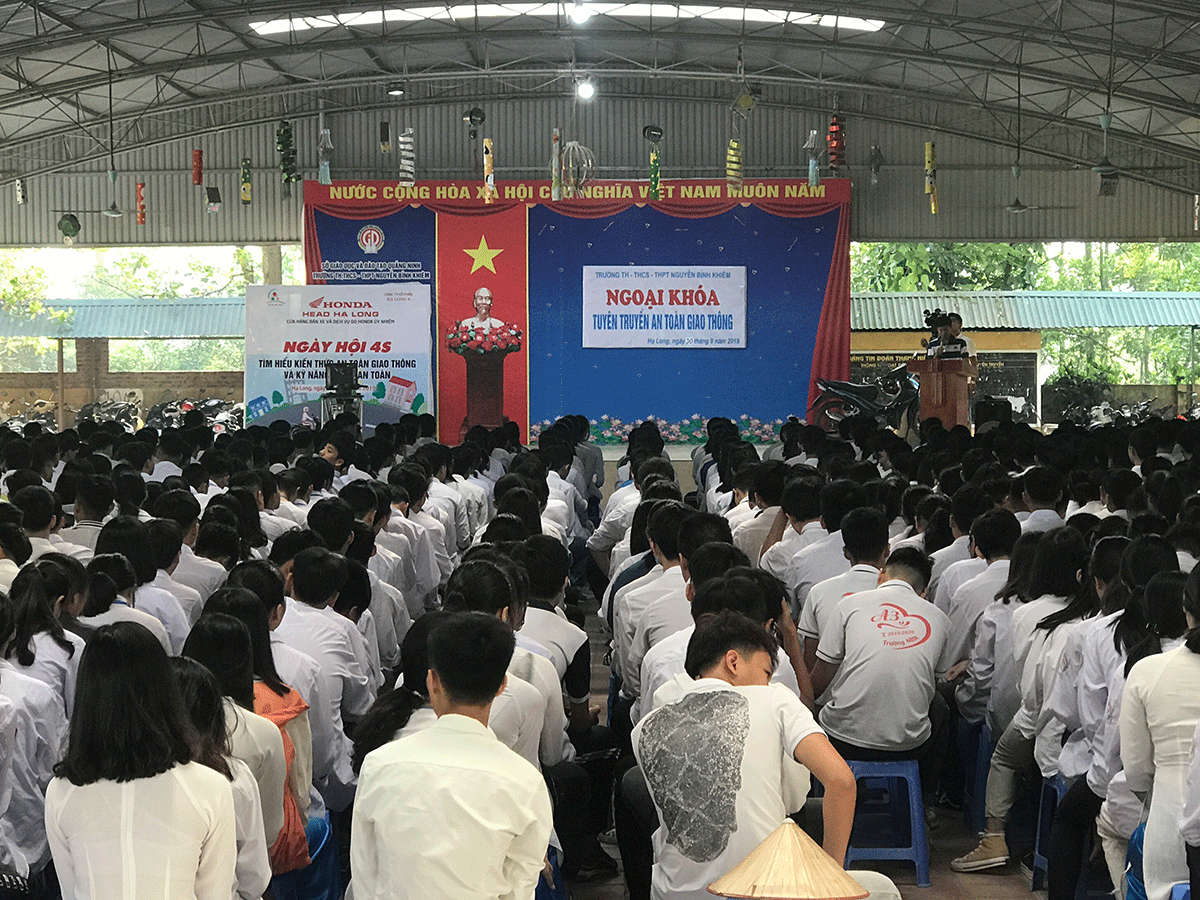 Một buổi tuyên truyền Luật giao thông cho học sinh của Trường TH-THCS- THPT Nguyễn Bỉnh Khiêm (TP Hạ Long)