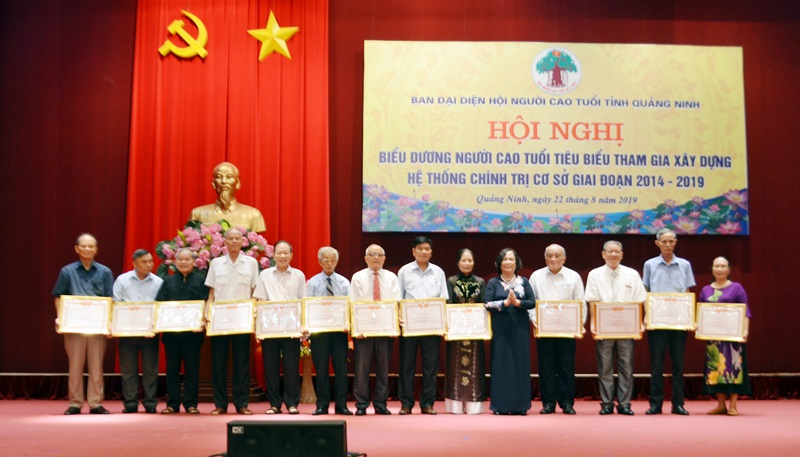 Bà Phạm Thị Hải Chuyền, Chủ tịch Hội Người cao tuổi Việt Nam tặng Bằng khen của Hội Người cao tuổi Việt Nam cho các cá nhân đã có thành tích xuất sắc trong xây dựng hệ thống chính trị cơ sở, giai đoạn 2014-2019