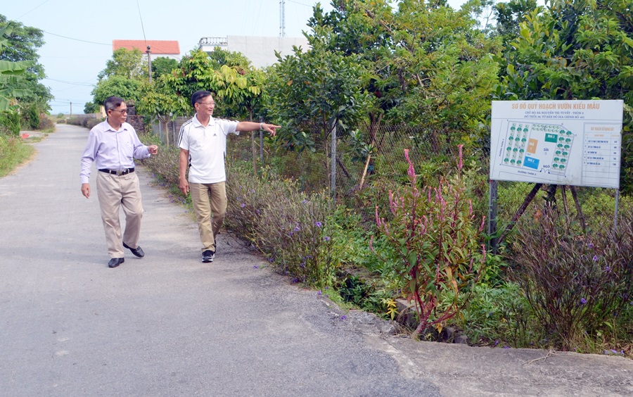 Ông Phạm Văn Đang (bên phải) tại tuyến đường trục thôn 3, xã Quảng Minh được người dân tham gia hiến trong chương trình xây dựng NTM.