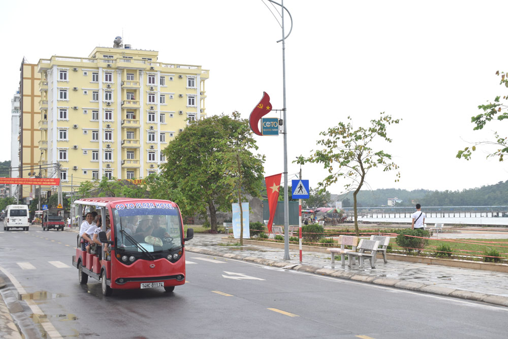 Phương tiện giao thông phục vụ du khách trên đảo đều là xe điện thân thiện môi trường