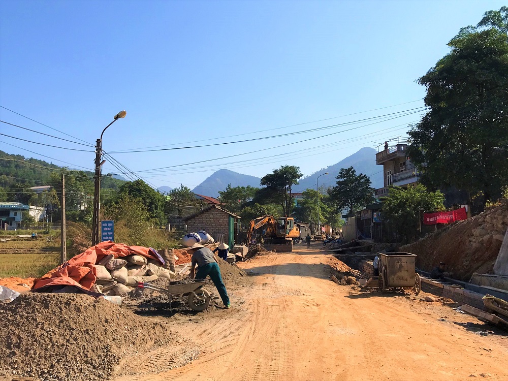 Chính quyền và người dân xã Húc Động, huyện Bình Liêu nỗ lực hoàn thành con đường liên xã trước Tết Nguyên đán. 