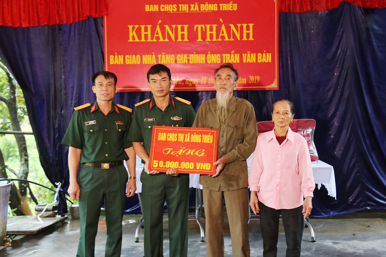Ban CHQS TX Đông Triều ủng hộ 50 triệu đồng hỗ trợ gia đình ông Tràn Văn Bán, CCB thôn Tân Tiến, xã An Sinh (tháng 9/2019)