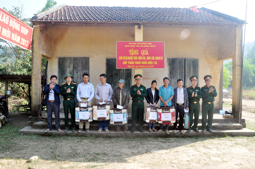 Tặng quà giúp đỡ hộ nghèo xã Đồng Lâm, huyện Hoành Bồ