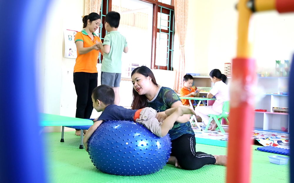 Gi áo viên Trường Mầm non Hoa Hồng, huyện Tiên Yên dạy trẻ kỹ năng vận động.