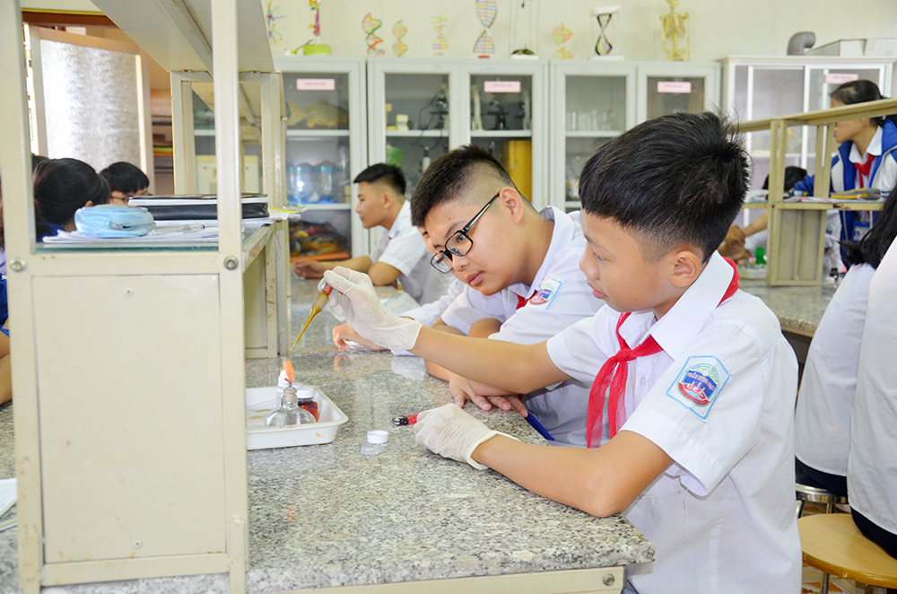 Tiết học trong phòng thí nghiệm của học sinh Trường THCS Trần Hưng Đạo, TX Quảng Yên.