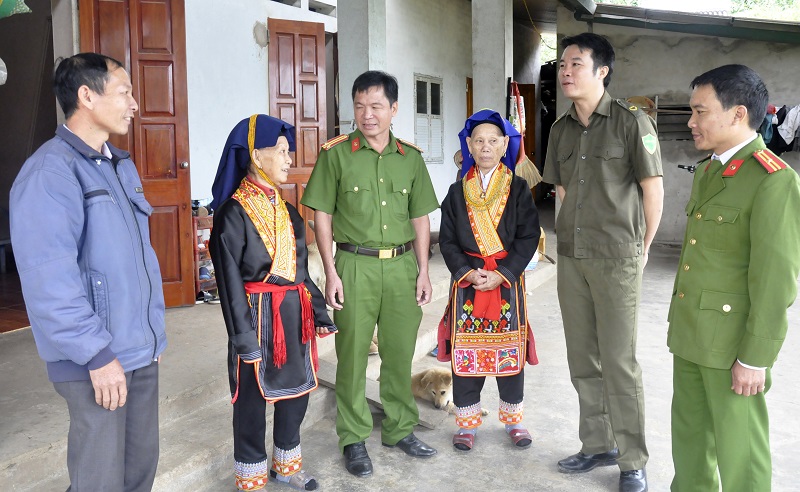Công an xã Đồn Đạc, huyện Ba Chẽ thường xuyên nắm địa bàn, tình hình trong nhân dân để kịp thời có phương án đảm bảo an ninh chính trị, TTATXH tại địa phương (Ảnh chụp tháng 12/2019). 