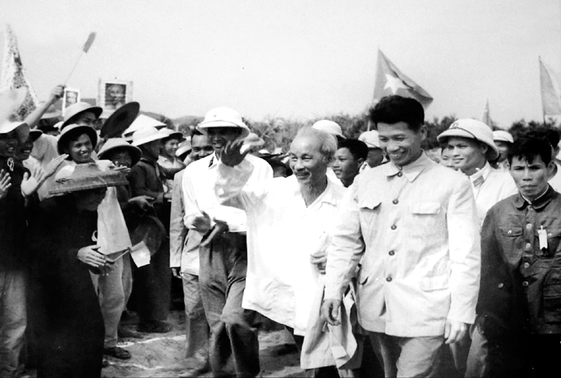 Nhân dân đảo Cô Tô đón Bác ra thăm, ngày 9/5/1961. Ảnh: Bảo tàng Quảng Ninh