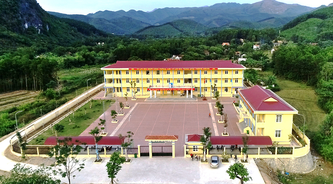 Được sự quan tâm, đầu tư, trong năm học 2019 - 2020, rất nhiều ngôi trường mới khang trang được đầu tư tại các địa bàn vùng khó của huyện Hoành Bồ ( ảnh chụp tại Trường TH&THCS Núi Mằn,  xã Thống Nhất)