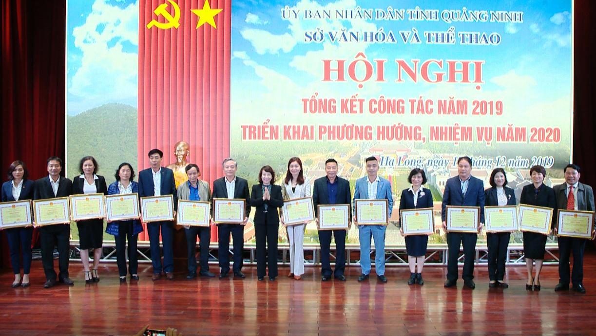 Đồng chí Vũ Thị Thu Thủy, Phó Chủ tịch UBND tỉnh, trao bằng khen của UBND tỉnh cho các tập thể, cá nhân có thành tích xuất sắc.