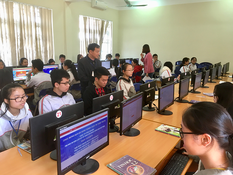 Học sinh Trường THPT Cẩm Phả tham gia thi trắc nghiệm Tìm hiểu lịch sử 90 năm- Vinh quang Đảng cộng sản Việt Nam