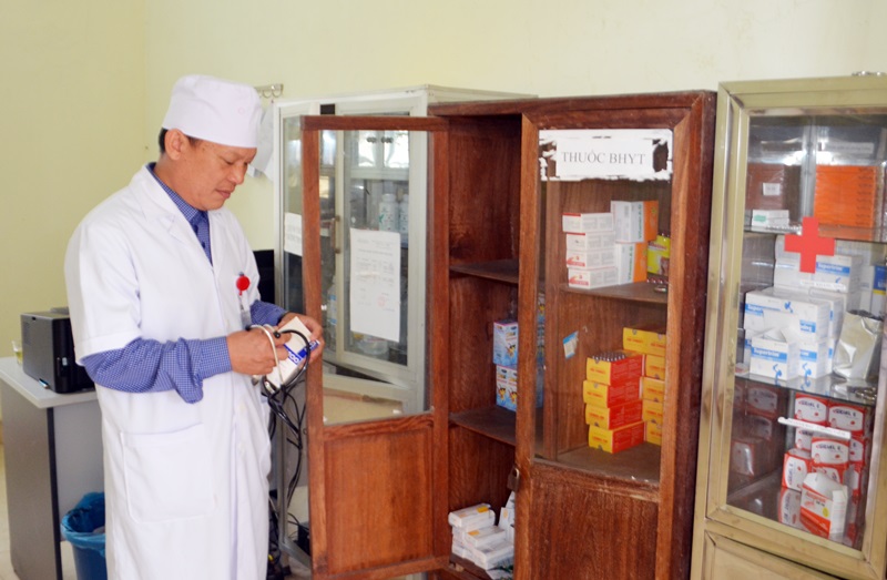 Hệ thuốc chữa bệnh được đảm bảo công tác phòng ngừa, điều trị cho người bệnh trên địa bàn (Anh: Tủ thuốc điều trị tại Trạm y tế xã Nam Sơn, huyện Ba Chẽ).
