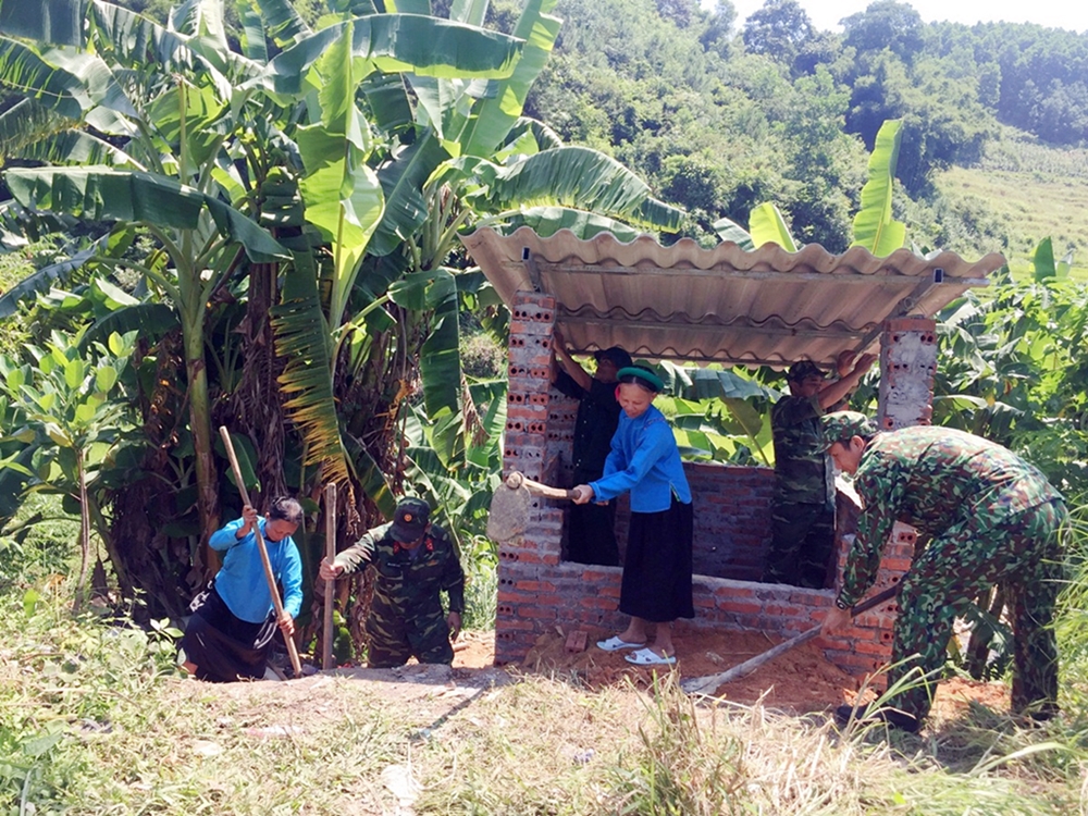 Đội vận động quần chúng Ban CHQS huyện Tiên Yên chung tay cùng bà con xây dựng lò đốt rác tập trung tại thôn Khe Quang, xã Đại Dực, huyện Tiên Yên.