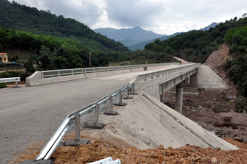Cây cầu trên tuyến đường liên xã Đồng Lâm – Kỳ Thượng đang chuẩn bị được đưa vào sự dụng, tạo thuận lợi cho việc đi lại, giao thương giữa các khu vực của huyện Hoành Bồ. Ảnh chụp ngày 17/12