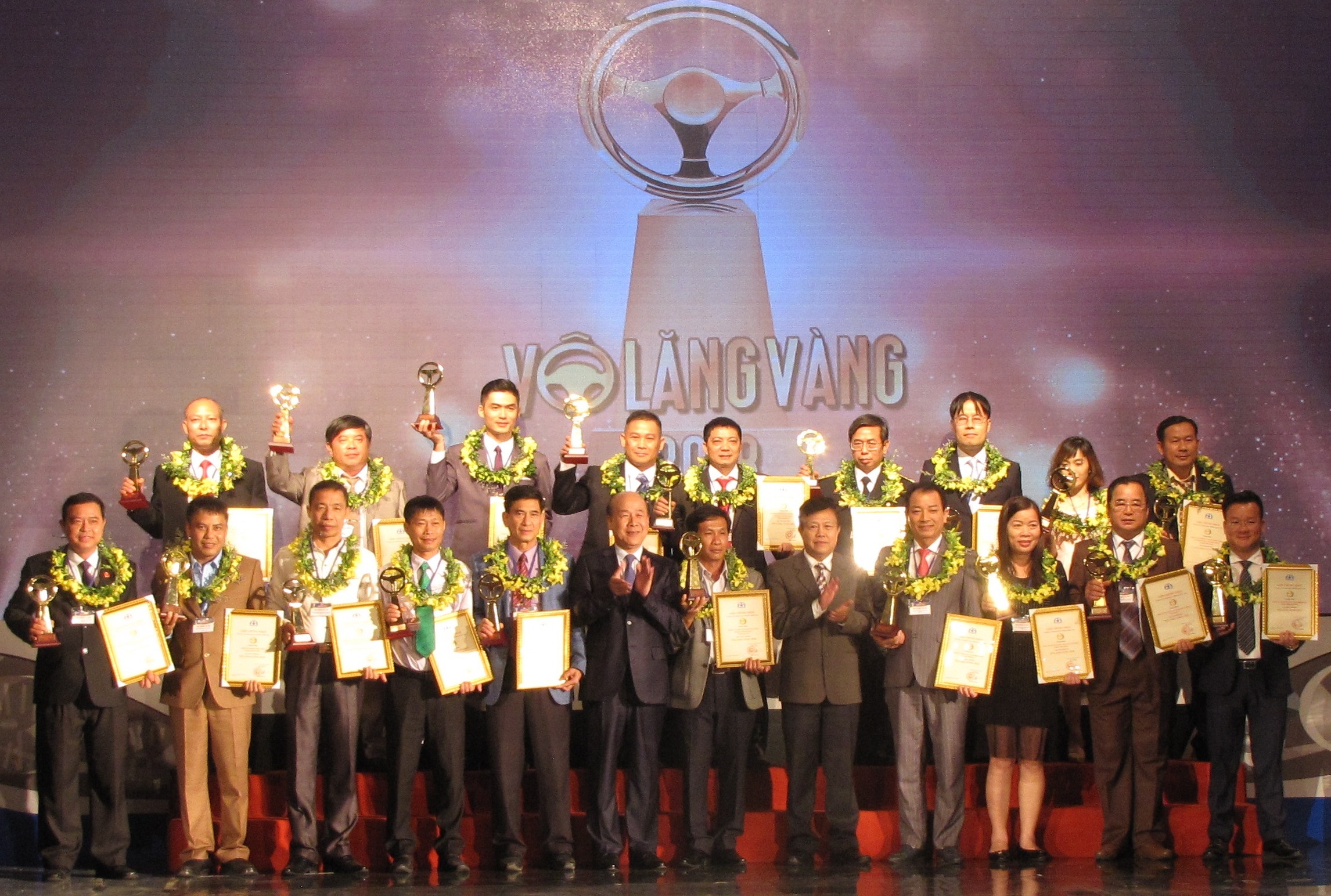 Ban Tổ chức trao giải cho các tập thể đoạt giải “Vô lăng vàng” 2018.