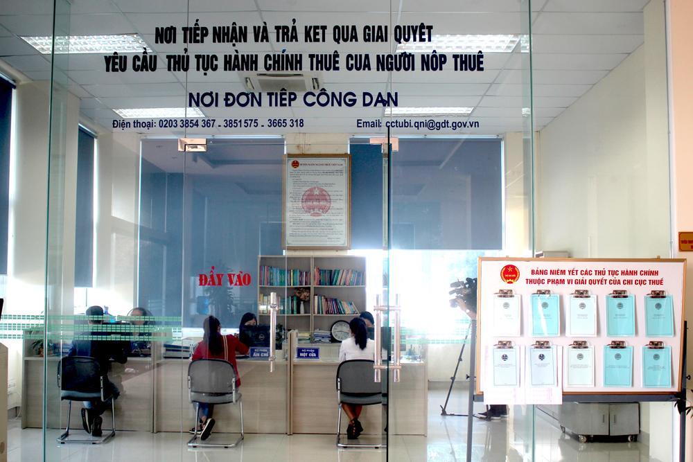 Các thủ tục hành chính về thuế được công khai tại nơi tiếp nhận và trả kết quả của Chi cục Thuế khu vực Uông Bí - Quảng Yên . Ảnh: Thu Chung
