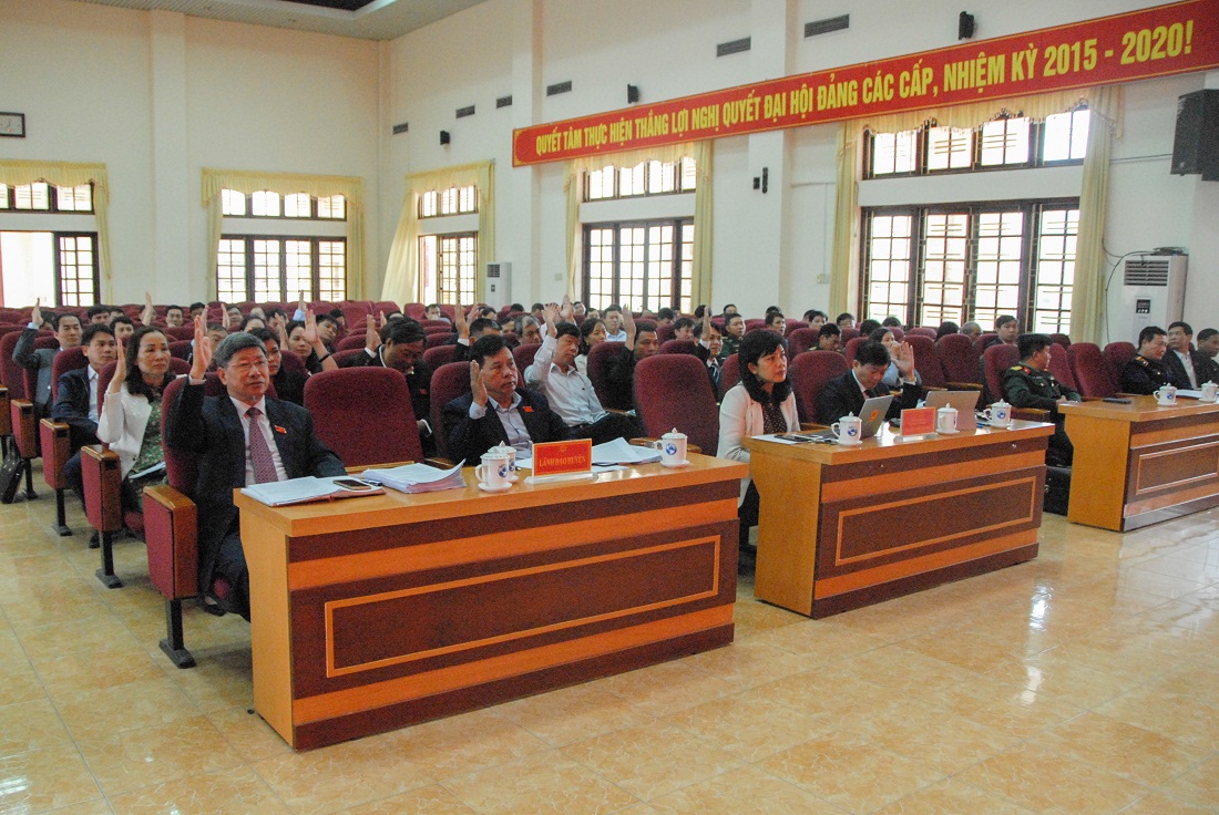 Các đại biểu thống nhất thông qua các nghị quyết tại kỳ họp.