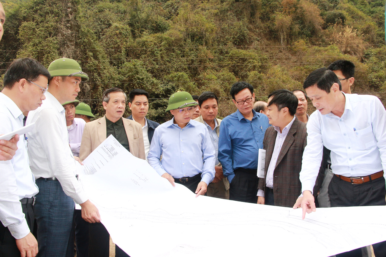 Đồng chí Nguyễn Văn Thắng, Chủ tịch UBND tỉnh, chỉ đạo, kiểm tra tiến độ GPMB đối với dự án tuyến đường bao biển Hạ Long - Cẩm Phả. Ảnh: Mạnh Trường