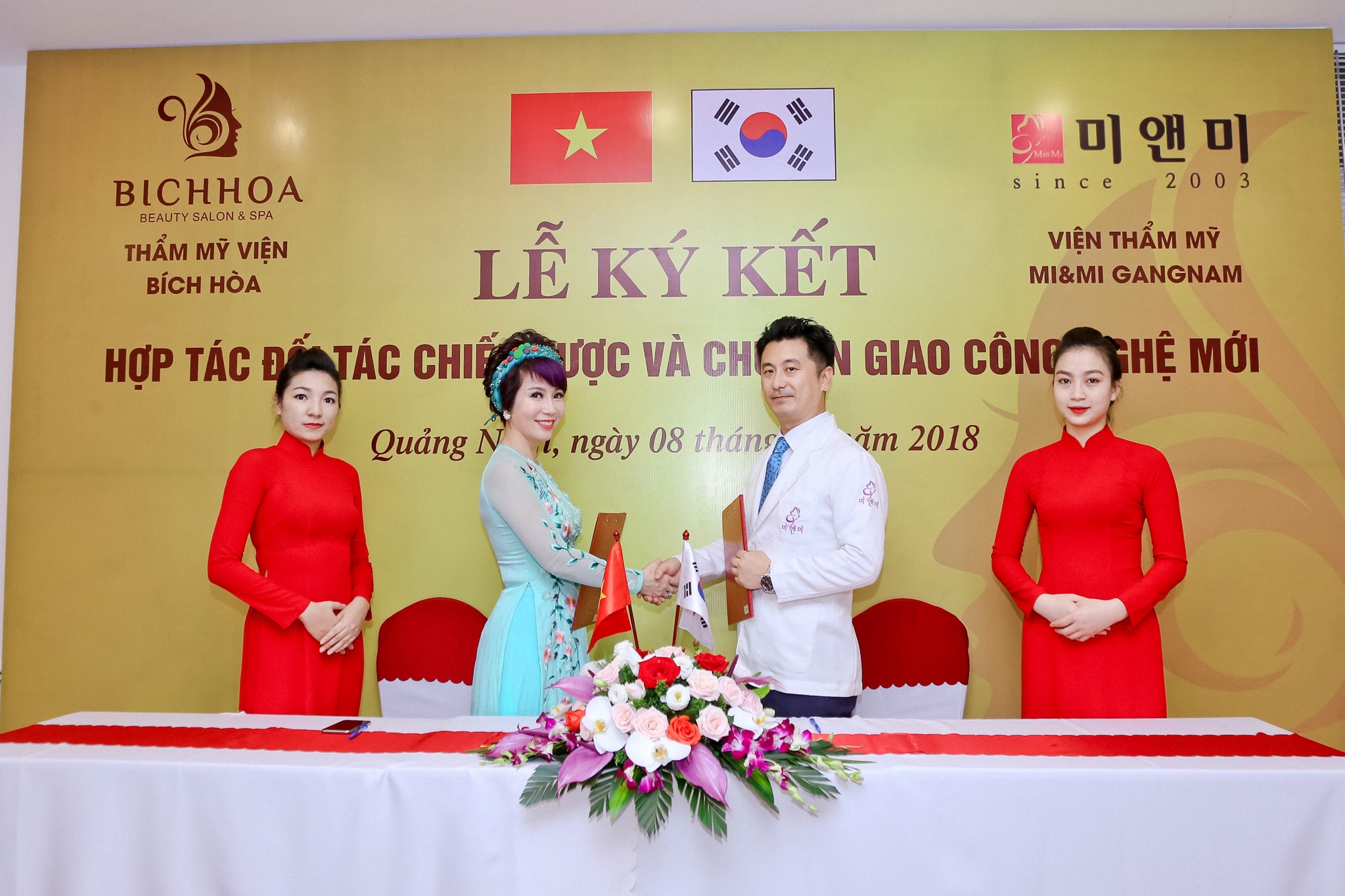 Nữ doanh nhân Bích Hòa và Chuyên gia thẩm mỹ Hàn Quốc tại Lễ ký kết Hợp tác chiến lược và chuyển giao công nghệ mới.