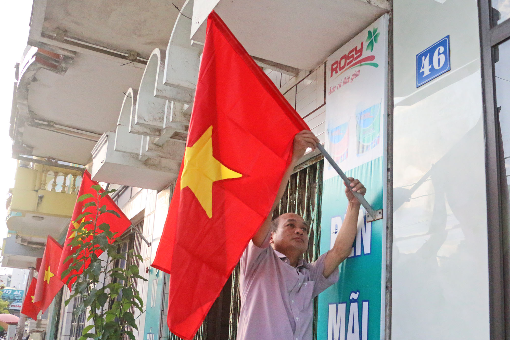 Đảng viên Nguyễn Xuân Tú - khu 3 thị trấn Cô Tô treo cờ