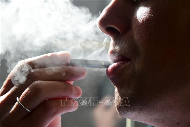 Người dân hút thuốc lá điện tử tại Washington, DC, Mỹ. Ảnh minh họa: AFP/TTXVN