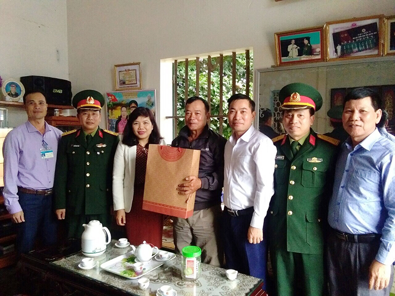 Đồng chí Nguyễn Thị Thu Hà, Tỉnh ủy viên, Bí thư Huyện ủy thăm và tặng quà thương binh Trịnh Văn Nghe, xã Tân Bình