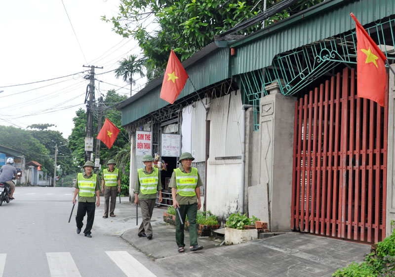 Các CCB tại chi hội khu 6, phường Thanh Sơn (TP Uông Bí) tham gia tổ tuần tra đảm bảo an ninh trật tự khu phố. Ảnh: Trúc Linh.