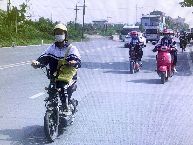Học sinh trên địa bàn TP Uông Bí đi ngược chiều trên QL18. (Ảnh chụp ngày 10/12)