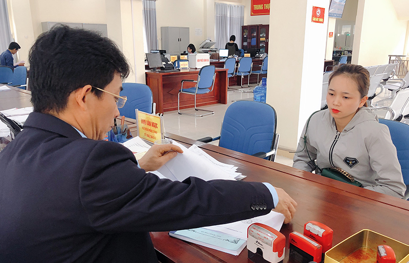Cán bộ Trung tâm hành chính công huyện Ba Chẽ giải quyết thủ tục hành chính cho người dân.