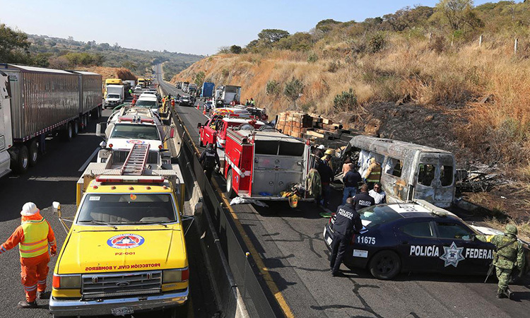 Hiện trường vụ tai nạn trên cao tốc ở bang Jalisco, Mexico ngày 18/12. Ảnh: Reuters.
