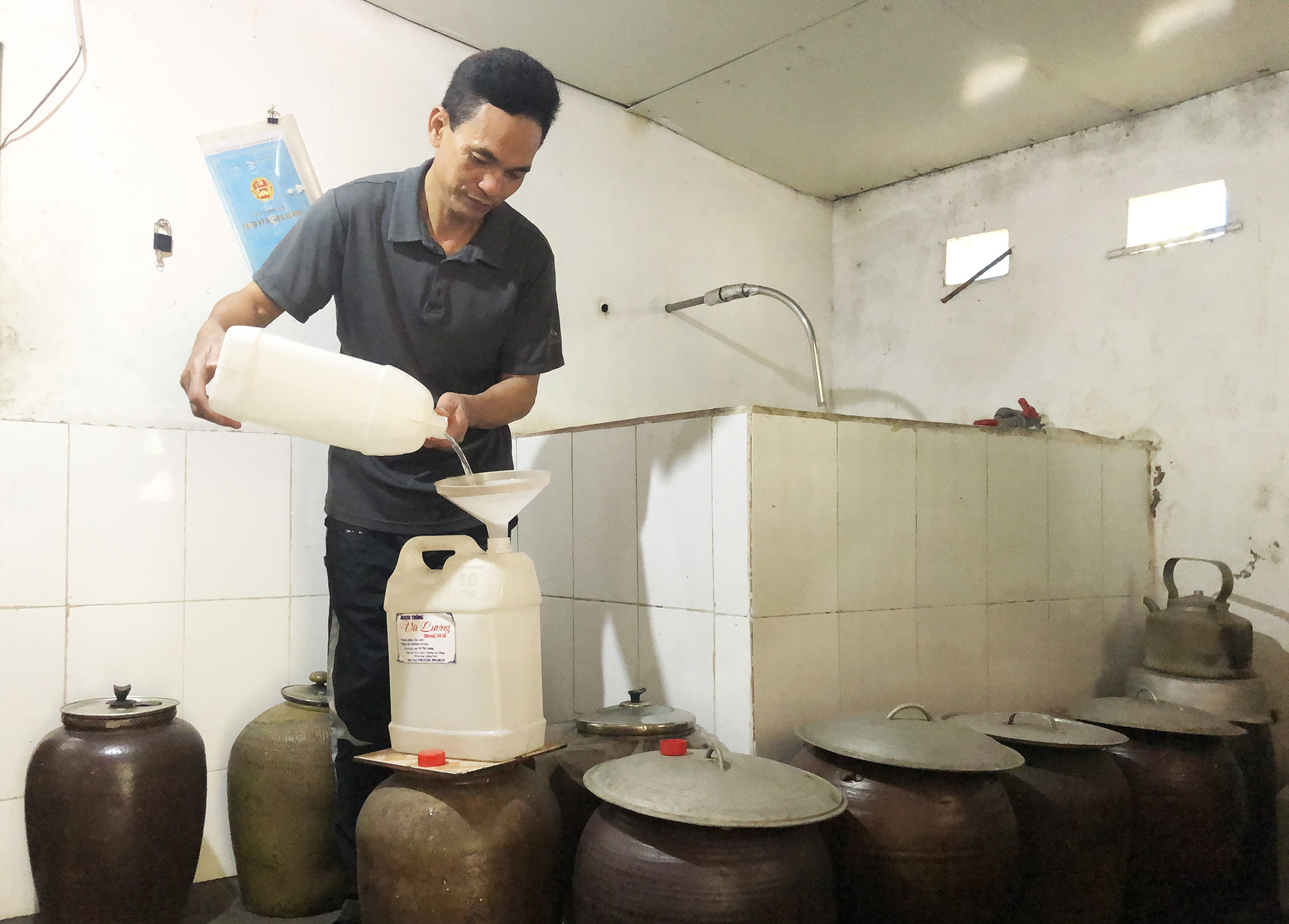 Hoạt động sản xuất, kinh doanh tại cơ sở nấu rượu của hộ kinh doanh Vũ Thị Lương, khu 9, phường Cao Thắng, TP Hạ Long. (Ảnh chụp 19/12/2019).