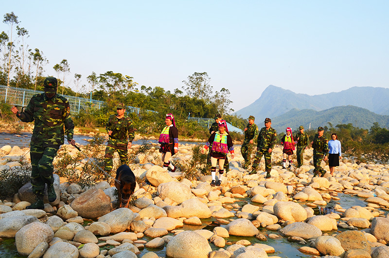 CB,CS Đồn BP Pò Hèn phối hợp với Hội Phụ nữ xã Hải Sơn tuần tra đường biên, cột mốc biên giới.