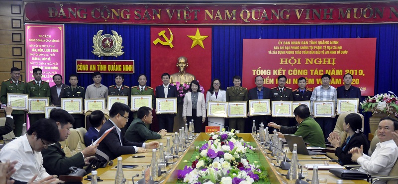 Phó Chủ tịch UBND tỉnh Vũ Thị Thu Thủy trao Bằng khen của UBND tỉnh cho các tập thể, cá nhân.