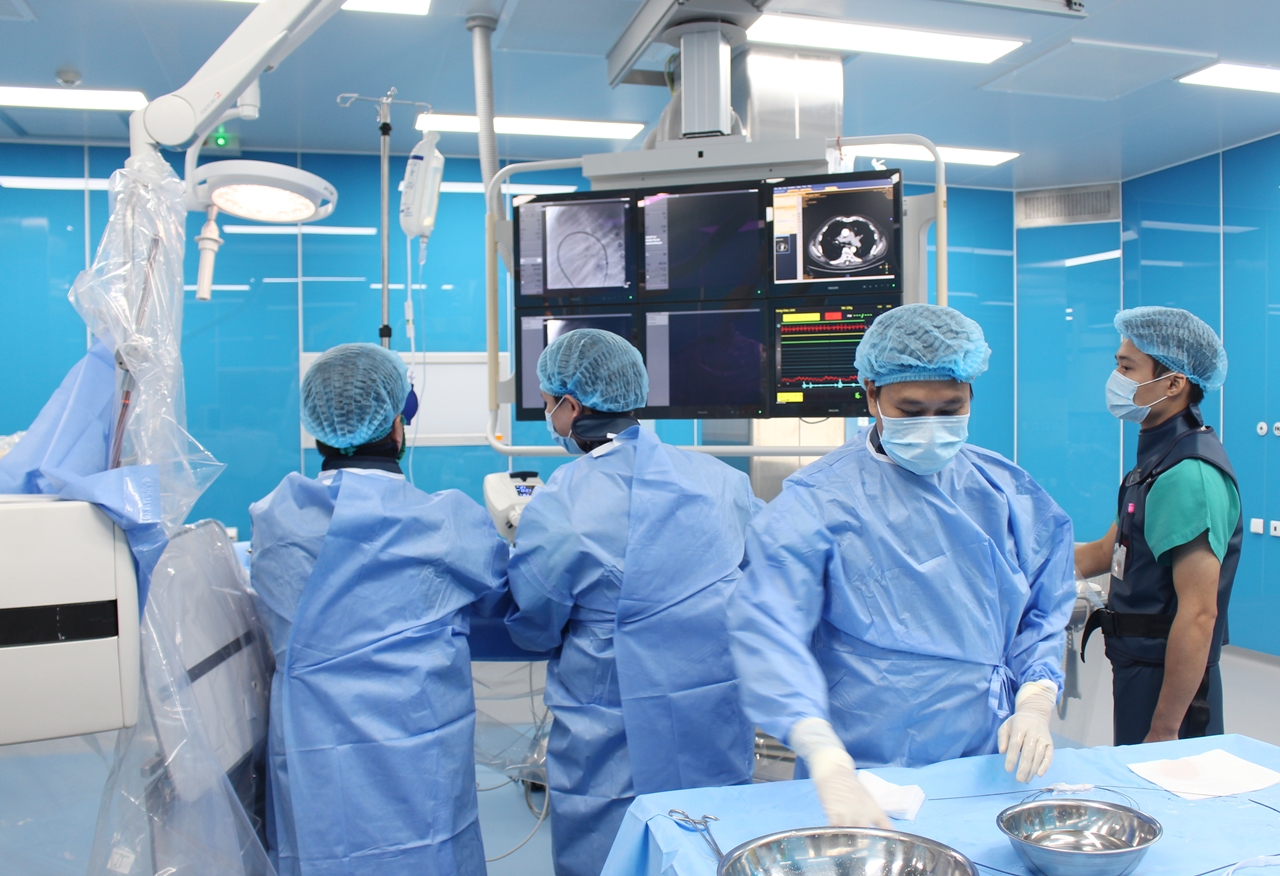 Can thiệp tim mạch cho bệnh nhi bằng hệ thống máy chụp mạch xóa nền kỹ thuật số 2 bình diện (DSA) tại Bệnh viện Sản Nhi Quảng Ninh.