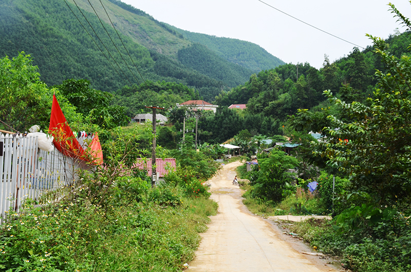 Đường vào Khe Vang, một trong những thôn khó khăn nhất của xã Đồn Đạc nay đã được bê tông hóa, sạch đẹp.