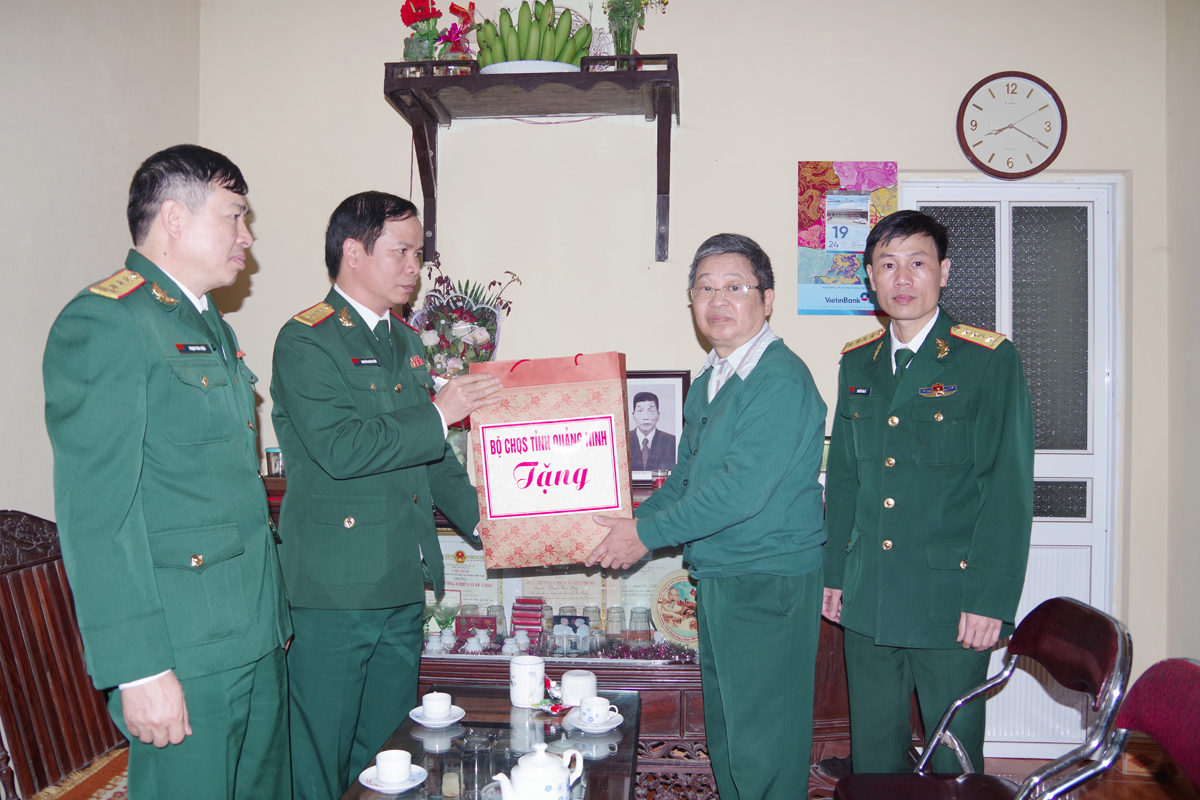 Lãnh đạo Bộ CHQS tỉnh thăm, tặng quà gia đình nạn nhân chất độc da cam/đioxin Đoàn Văn Bảy, tổ 8, khu 3, phường Hà Tu, TP Hạ Long.