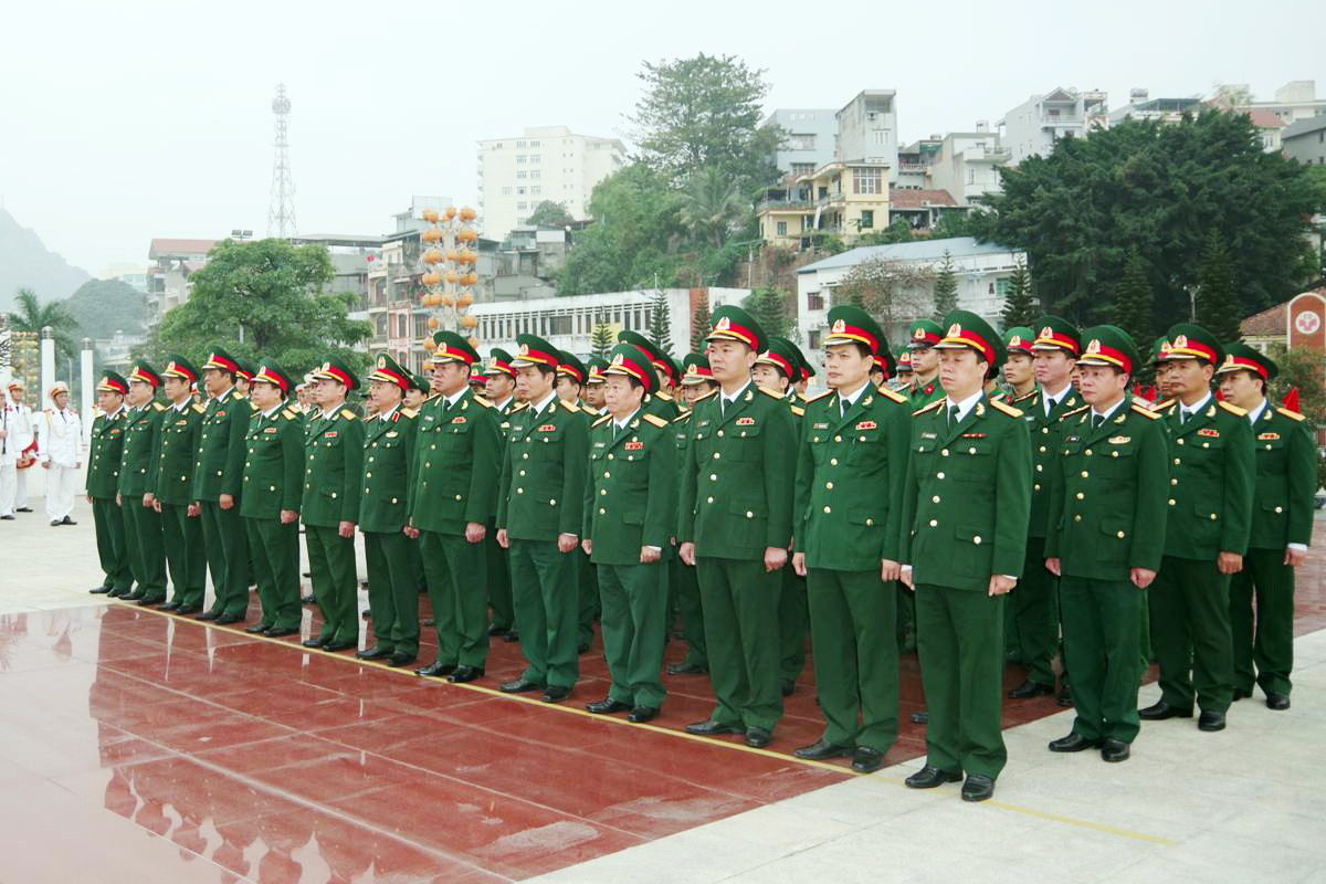 Đoàn đại biểu Bộ CHQS tỉnh dâng hoa, dâng hương tưởng niệm các anh hùng liệt sĩ tại Đài tưởng niệm các anh hùng liệt sĩ TP Hạ Long.