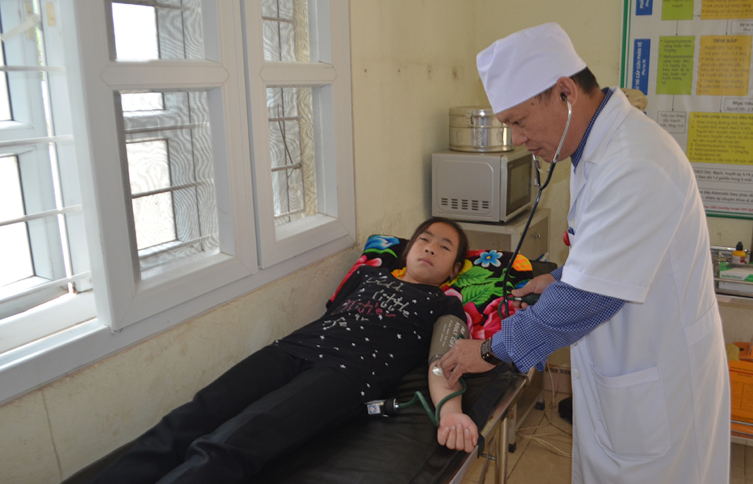 Dịch vụ chăm sóc sức khỏe người dân luôn được đặt lên hàng đầu. Ảnh; Khám chữa bệnh tại Trạm y tế xã Nam Sơn.