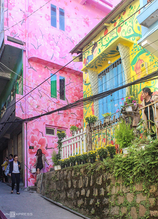 Ngày 19/12, UBND TP Đà Lạt phối hợp cùng một nhóm họa sĩ ra mắt phố nghệ thuật dốc Nhà Làng. Đây là con dốc nối đường Trương Công Định (Phường 1) với đường Phan Đình Phùng, Đà Lạt.