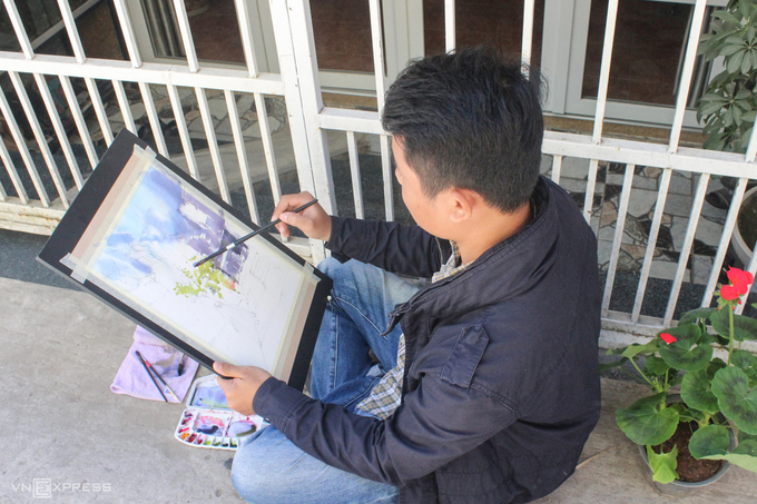 Ngoài không gian nghệ thuật công cộng, dốc Nhà Làng còn có những triển lãm nhỏ về tranh ký họa, màu nước từ các thành viên của tổ chức ký họa Việt Nam.  Đây là một trong những hoạt động trong Festival hoa Đà Lạt 2019, từ ngày 20 đến 24/12.