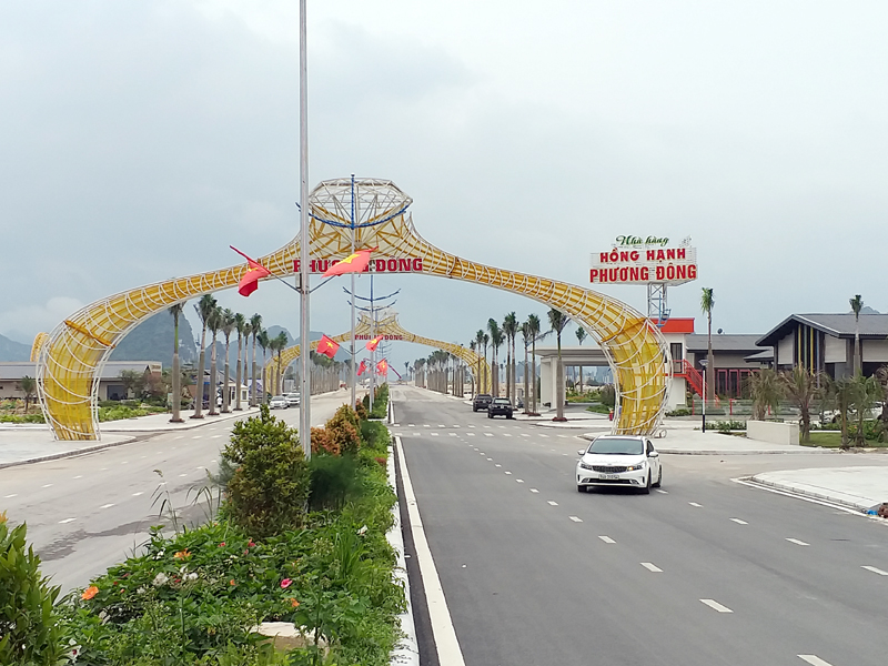 Kết cấu hạ tầng giao thông trên địa bàn huyện Vân Đồn được đầu ngày càng hoàn thiện đáp ứng yêu cầu phát triển KT-XH với củng cố QP-AN. Ảnh: Quang Minh