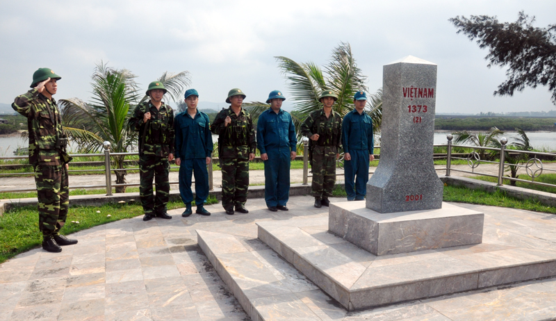 Lực lượng dân quân thường trực TP Móng Cái phối hợp với Đồn Biên phòng Hải Hòa tuần tra, bảo vệ đường biên, cột mốc trên địa bàn. Ảnh: Quang Minh chụp tháng 1/2019