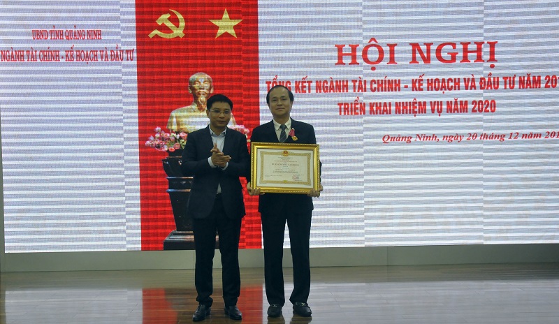 Thừa ủy quyền Chủ tịch nước, Chủ tịch UBND tỉnh Nguyễn Văn Thắng trao tặng Huân chương lao động hạng Ba của Chủ tịch nước cho ông Trần Văn Hùng, Giám đốc Sở Kế hoạch- Đầu tư.