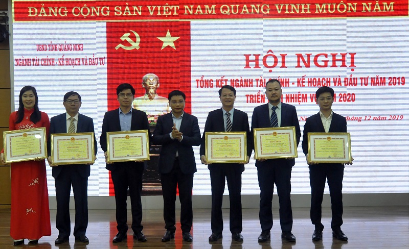 Chủ tịch UBND tỉnh Nguyễn Văn Thắng trao Bằng khen của UBND tỉnh cho các tập thể.