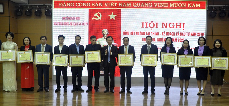 Đồng chí Cao Tường Huy, Phó Chủ tịch UBND tỉnh trao bằng khen của UBND tỉnh cho các cá nhân.