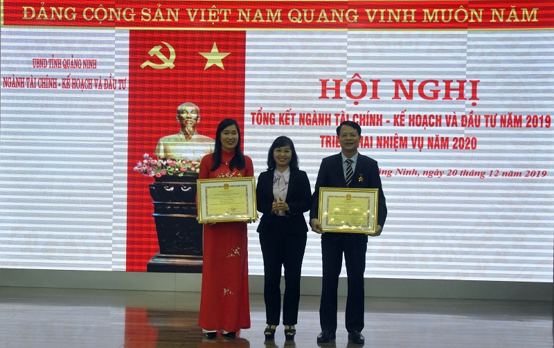 Đồng chí Trịnh Thị Minh Thanh, Phó Chủ tịch Thường trực HĐND tỉnh trao danh hiệu CSTĐ cấp tỉnh cho 2 cá nhân. 