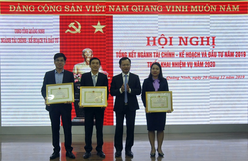 Phó chủ tịch UBND tỉnh Cao Tường Huy trao bằng khen của Bộ KH-ĐT cho các cá nhân.